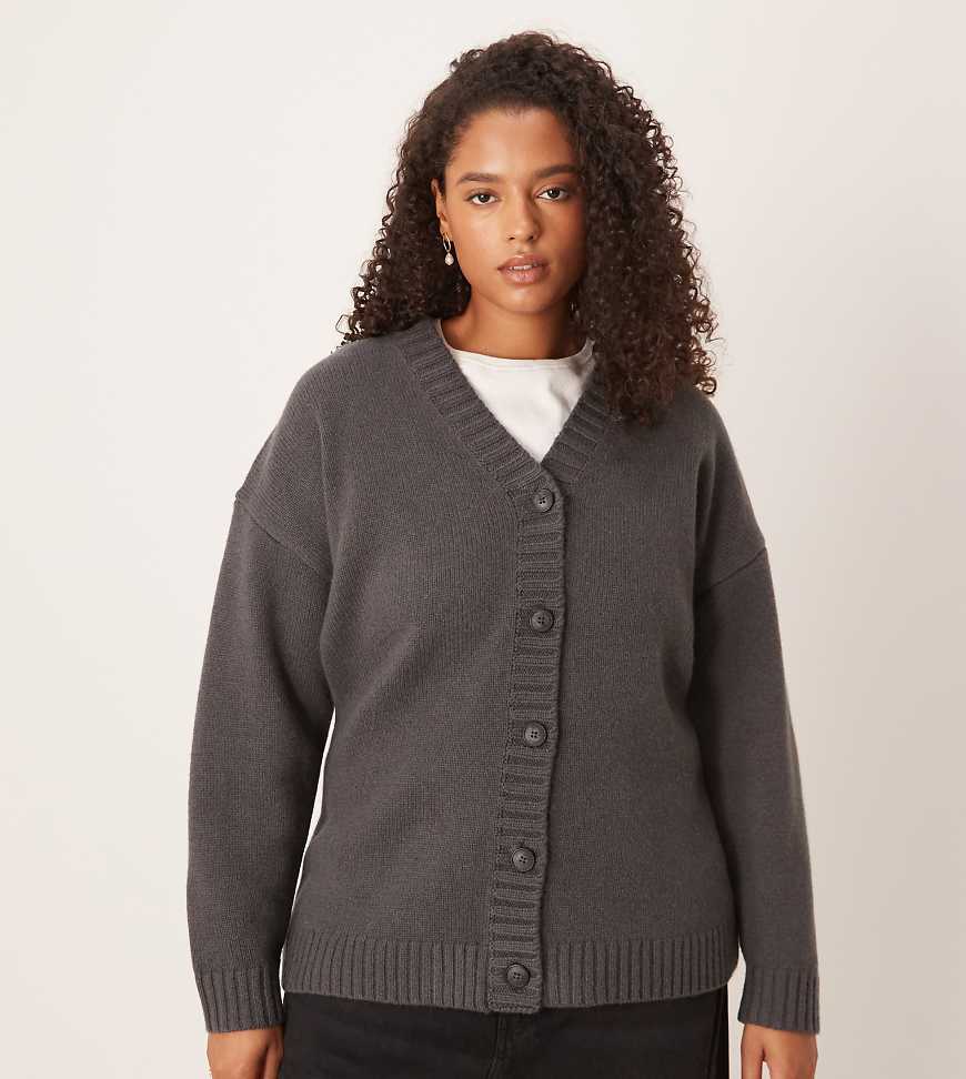 ASOS DESIGN Curve - Taillierte Longline-Strickjacke aus Lammwolle in Anthrazit-Grau ASOS DESIGN Curve - Taillierte Longline-Strickjacke aus Lammwolle in Anthrazit-Grau von ASOS Curve