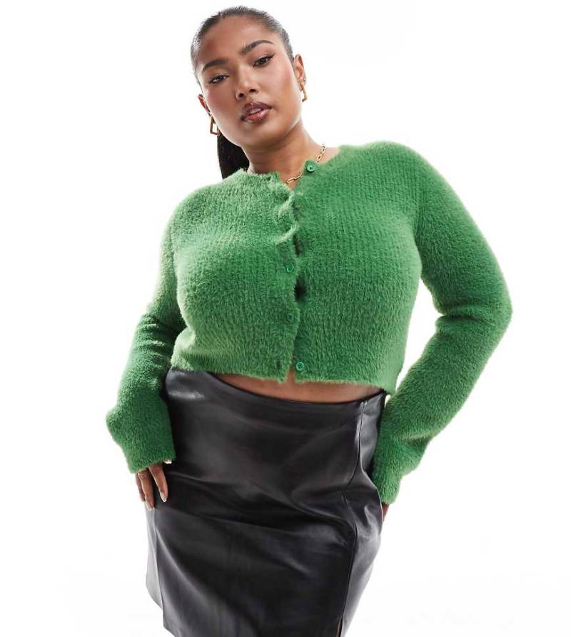 ASOS DESIGN Curve - Taillierte Strickjacke in Grün aus flauschigem Garn von ASOS Curve