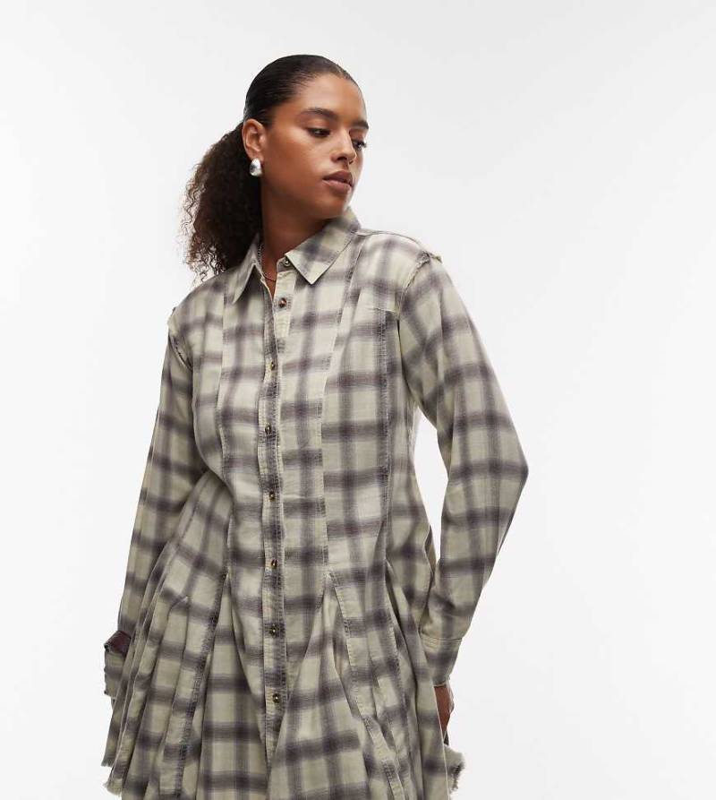 ASOS DESIGN Curve - Tailliertes, kariertes Mini-Hemdblusenkleid in verwaschenem Blau und Grau mit Godet-Einsätzen-Bunt von ASOS Curve