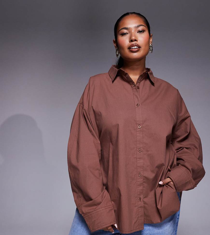 ASOS DESIGN Curve - Tailliertes Hemd in Braun mit Knopfdetail-Brown von ASOS Curve