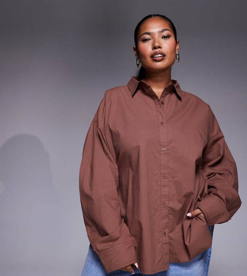 ASOS DESIGN Curve - Tailliertes Hemd in Braun mit Knopfdetail-Brown von ASOS Curve