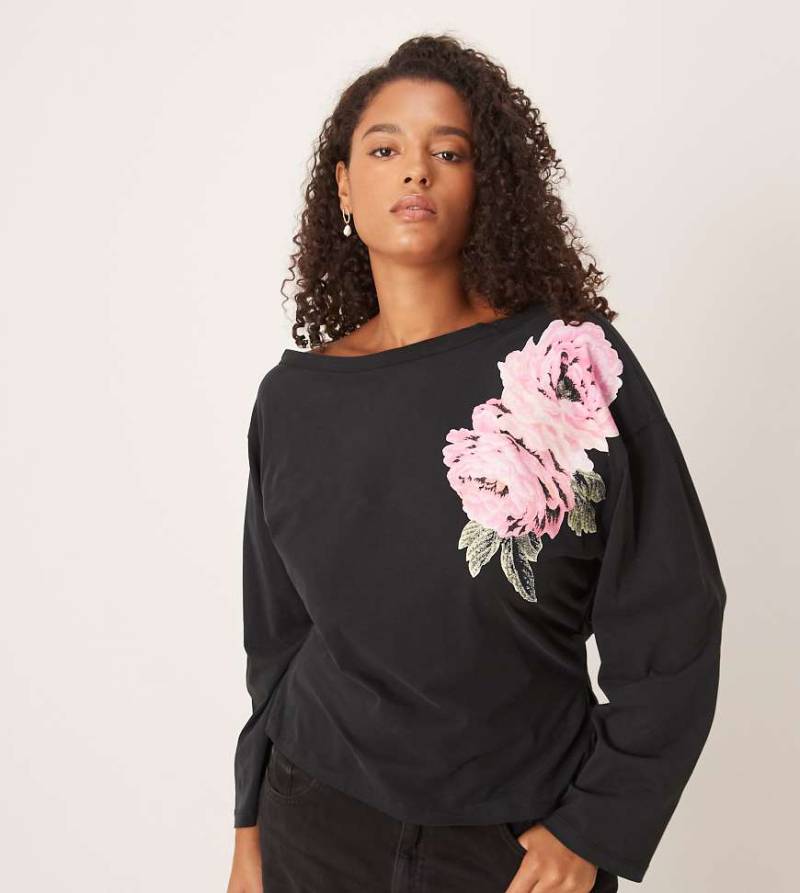 ASOS DESIGN Curve - Tailliertes Oberteil in Schwarz mit U-Boot-Ausschnitt und Blumengrafik von ASOS Curve