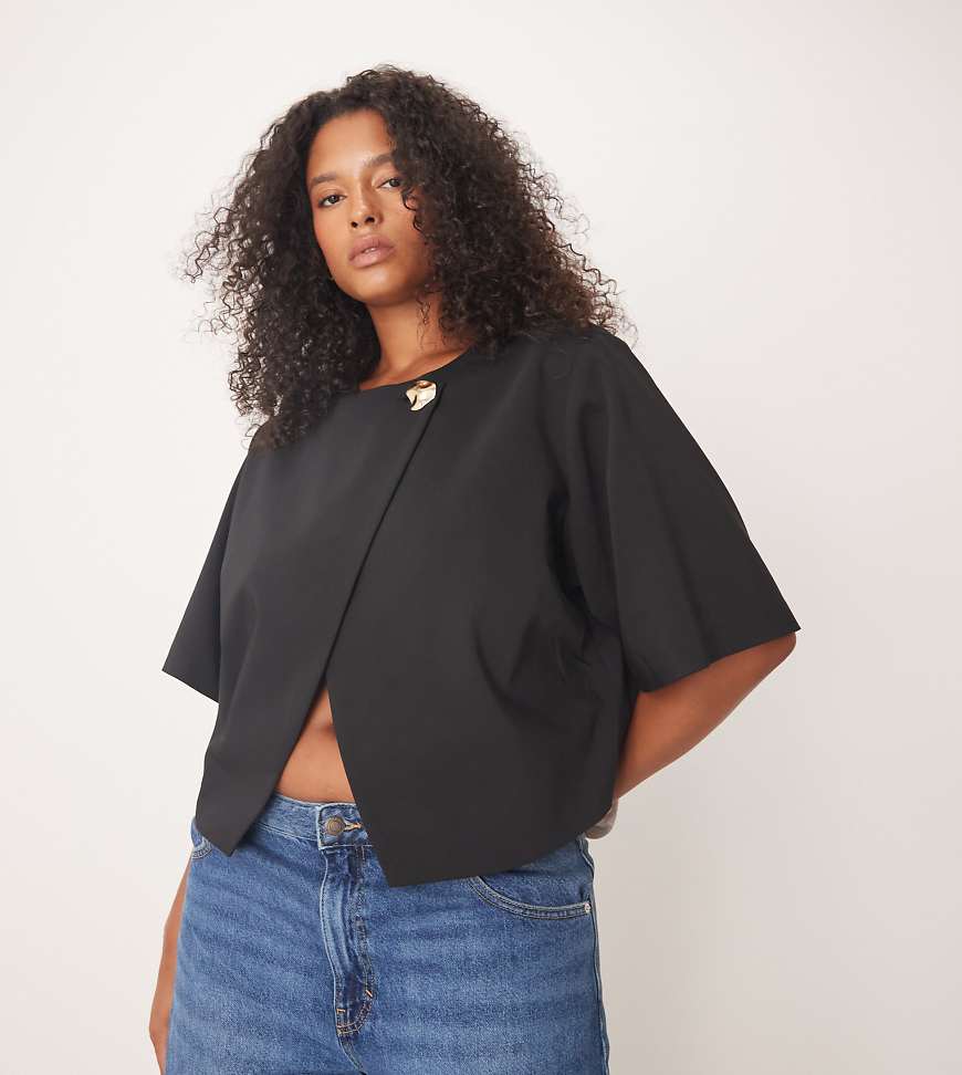 ASOS DESIGN Curve - Tailliertes Oberteil in Schwarz mit goldfarbenem Knopfdetail von ASOS Curve