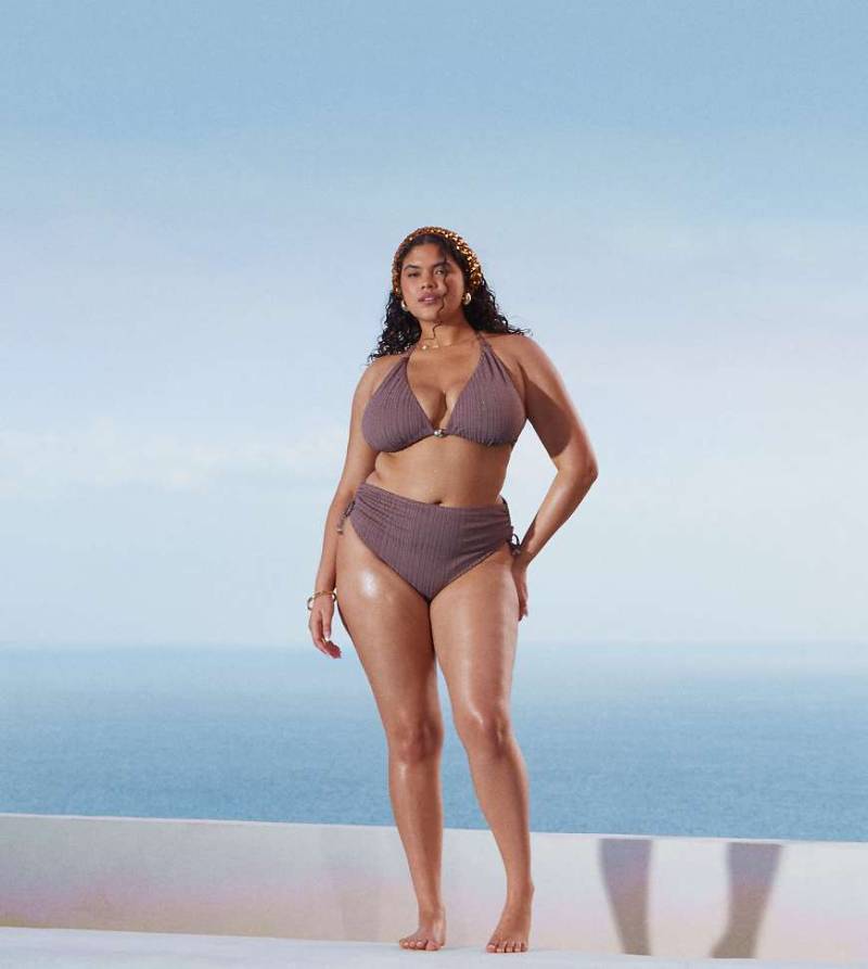 ASOS DESIGN Curve - Tayla - Bikinihose in Braun mit hohem Beinausschnitt, hohem Bund und goldfarbener Perlenverzierung von ASOS Curve