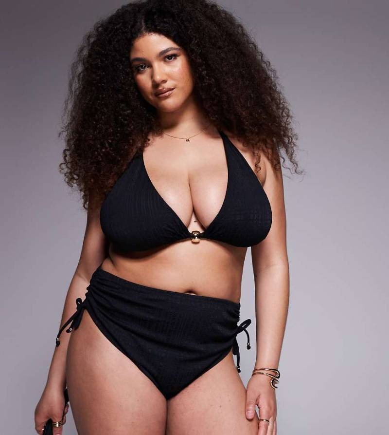 ASOS DESIGN Curve - Tayla - Bikinihose in Schwarz mit hohem Beinausschnitt, hohem Bund und goldener Perlenverzierung von ASOS Curve