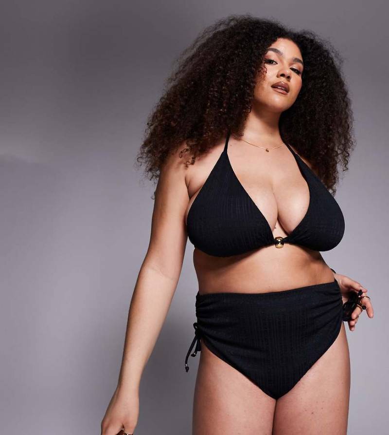 ASOS DESIGN Curve - Tayla - Triangel-Bikinioberteil in Schwarz mit hohem Trägeransatz und Besatz mit goldfarbenen Zierperlen von ASOS Curve