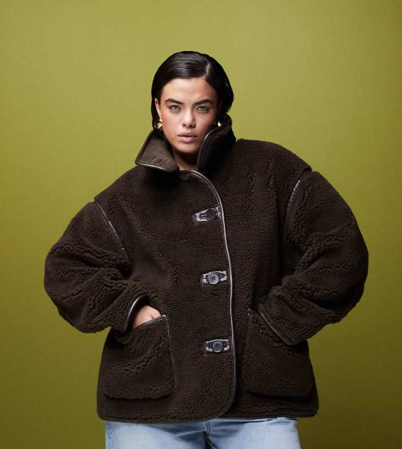 ASOS DESIGN Curve - Teddy-Jacke in Schokoladenbraun mit Stehkragen von ASOS Curve