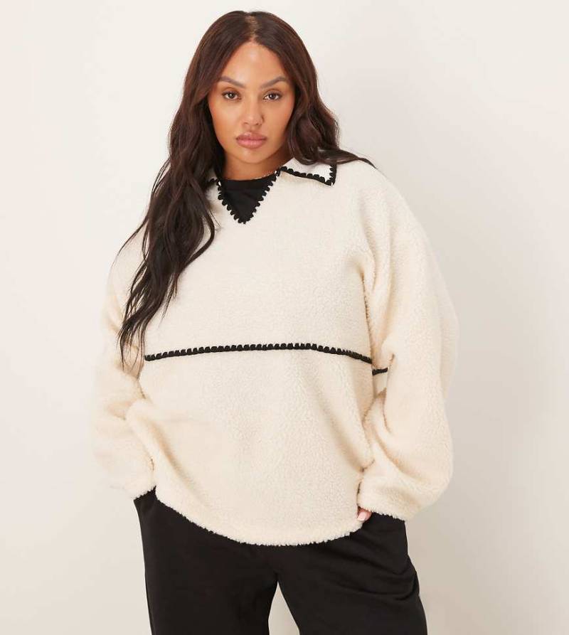 ASOS DESIGN Curve - Teddyfell-Sweatshirt in Cremeweiß und Schwarz mit Languettenstich von ASOS Curve