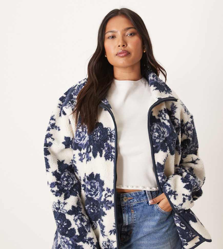ASOS DESIGN Curve - Teddyfleece-Jacke in Creme mit Blumenmotiv in Marineblau und Reißverschluss von ASOS Curve