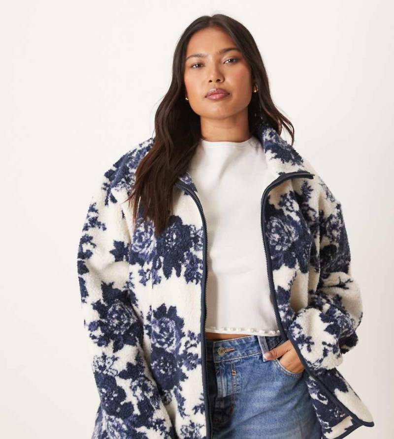 ASOS DESIGN Curve - Teddyfleece-Jacke in Creme mit Blumenmotiv in Marineblau und Reißverschluss von ASOS Curve
