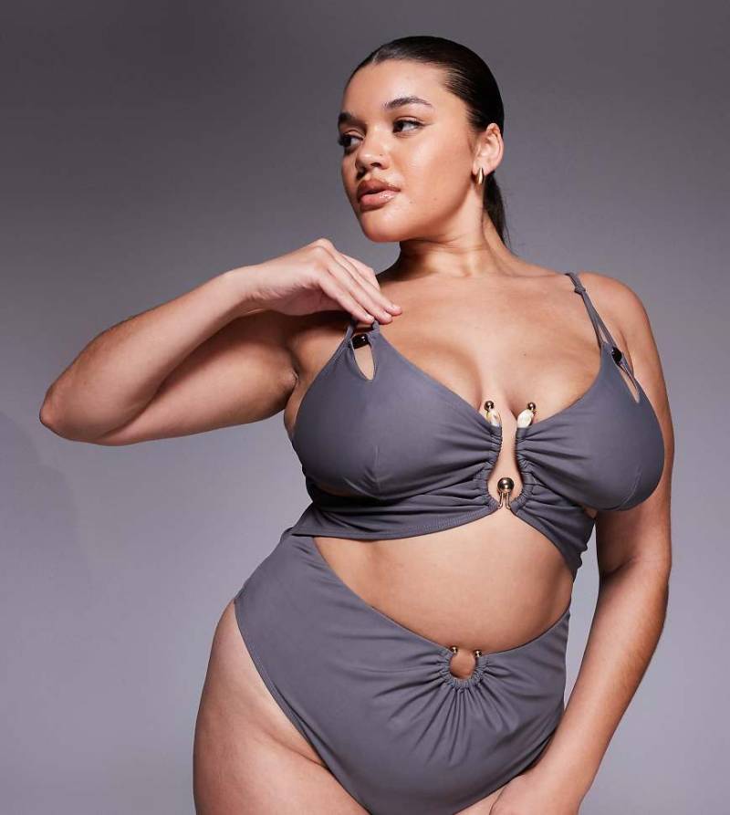 ASOS DESIGN Curve - Tief ausgeschnittener Badeanzug in Grau mit Cut-out und Kunstharzbesatz ASOS DESIGN Curve - Tief ausgeschnittener Badeanzug in Grau mit Cut-out und Kunstharzbesatz von ASOS Curve