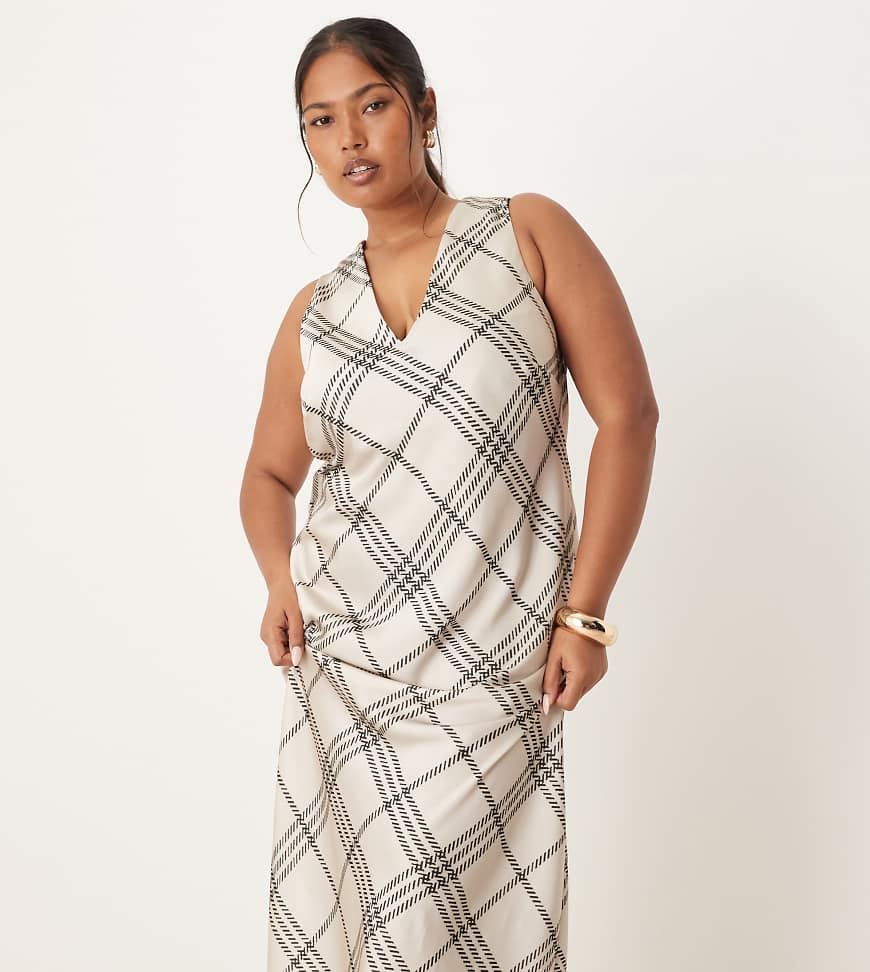 ASOS DESIGN Curve - Träger-Midikleid aus Satin in Weiß und Schwarz kariert mit V-Ausschnitt-Bunt ASOS DESIGN Curve - Träger-Midikleid aus Satin in Weiß und Schwarz kariert mit V-Ausschnitt-Bunt von ASOS Curve