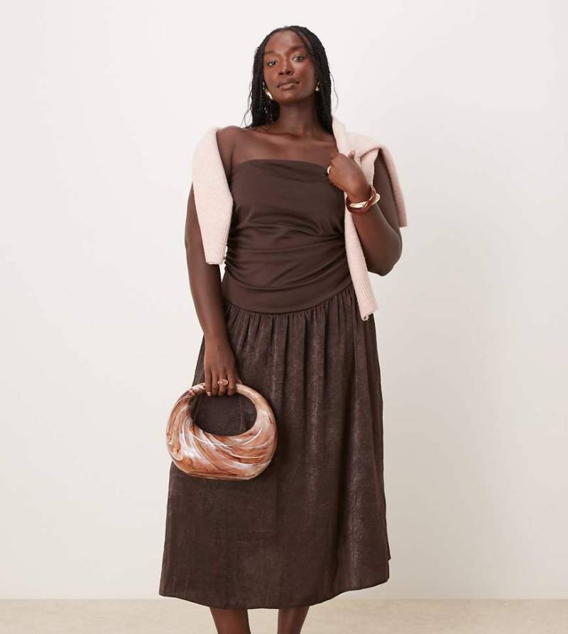 ASOS DESIGN Curve - Trägerloses, strukturiertes Maxikleid in Schokobraun von ASOS Curve