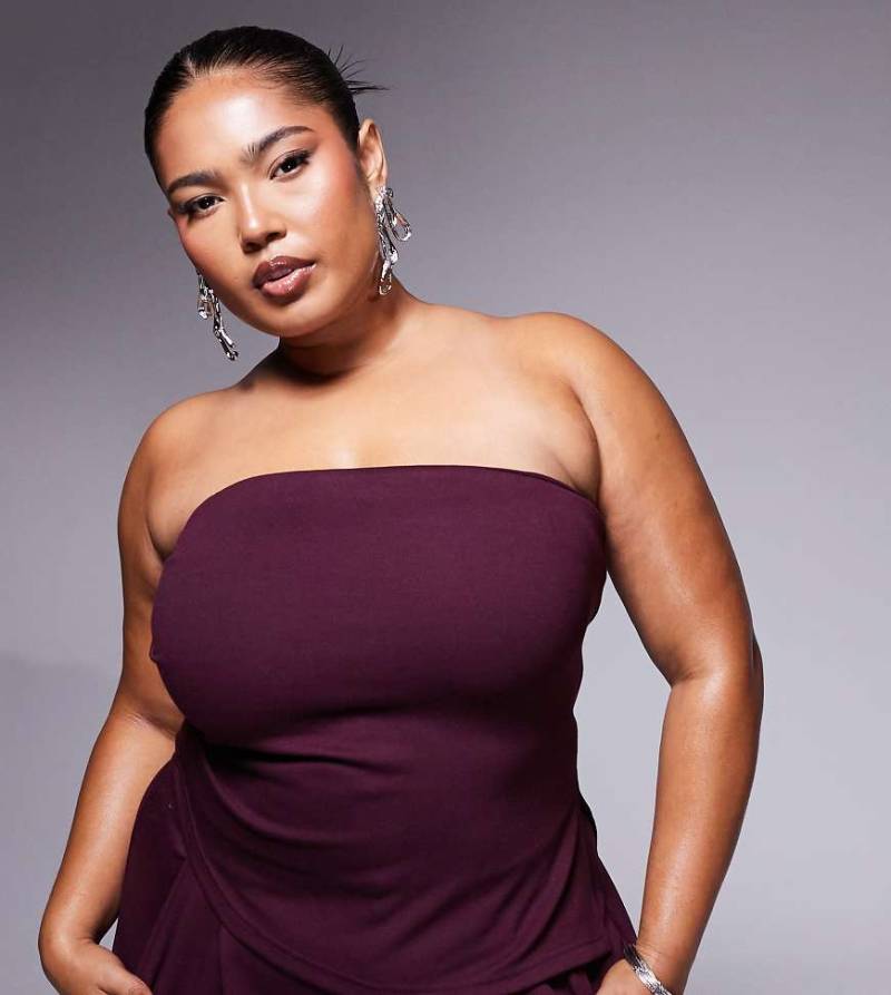 ASOS DESIGN Curve - Trägerloses Oberteil in Burgunderrot mit geraffter Seite, Kombiteil von ASOS Curve