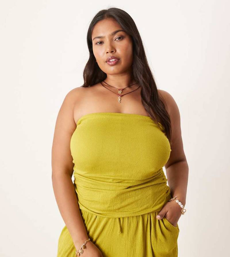 ASOS DESIGN Curve - Trägerloses Oberteil in Oliv mit Knitterstruktur, Kombiteil-Grün von ASOS Curve