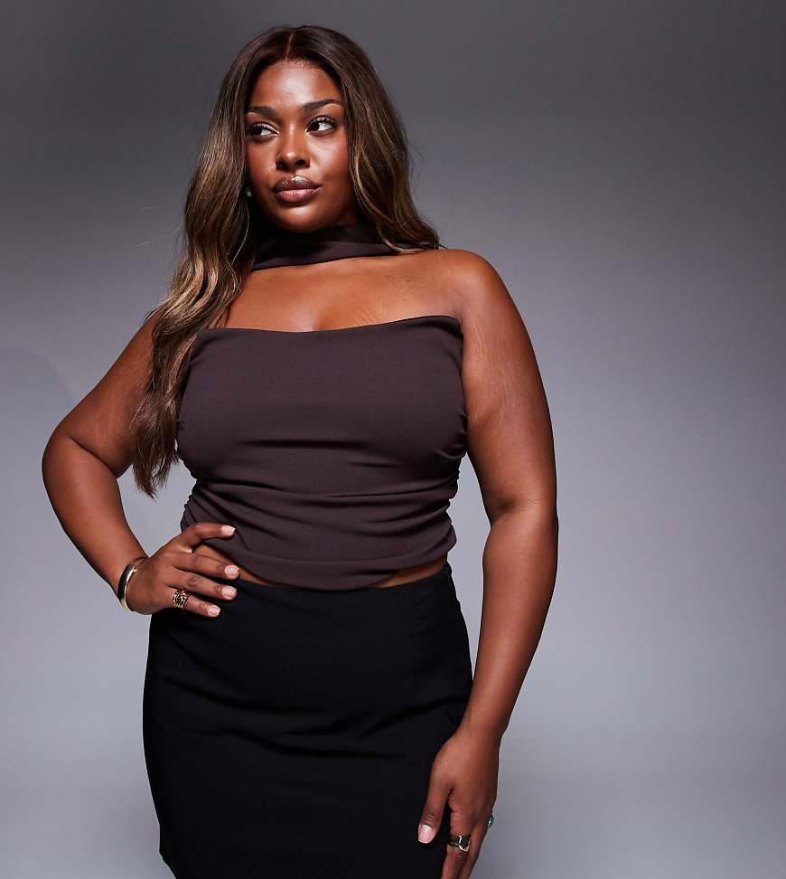 ASOS DESIGN Curve - Trägerloses Oberteil in Schokobraun mit Schaldetail am Ausschnitt ASOS DESIGN Curve - Trägerloses Oberteil in Schokobraun mit Schaldetail am Ausschnitt von ASOS Curve