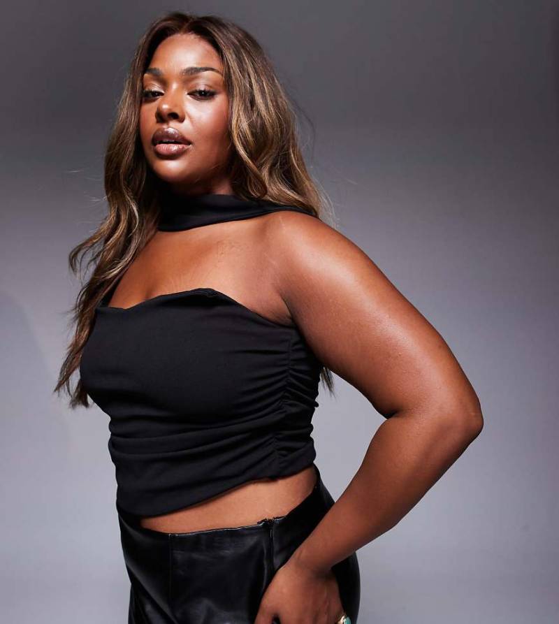 ASOS DESIGN Curve - Trägerloses Oberteil in Schwarz mit Schaldetail am Ausschnitt von ASOS Curve