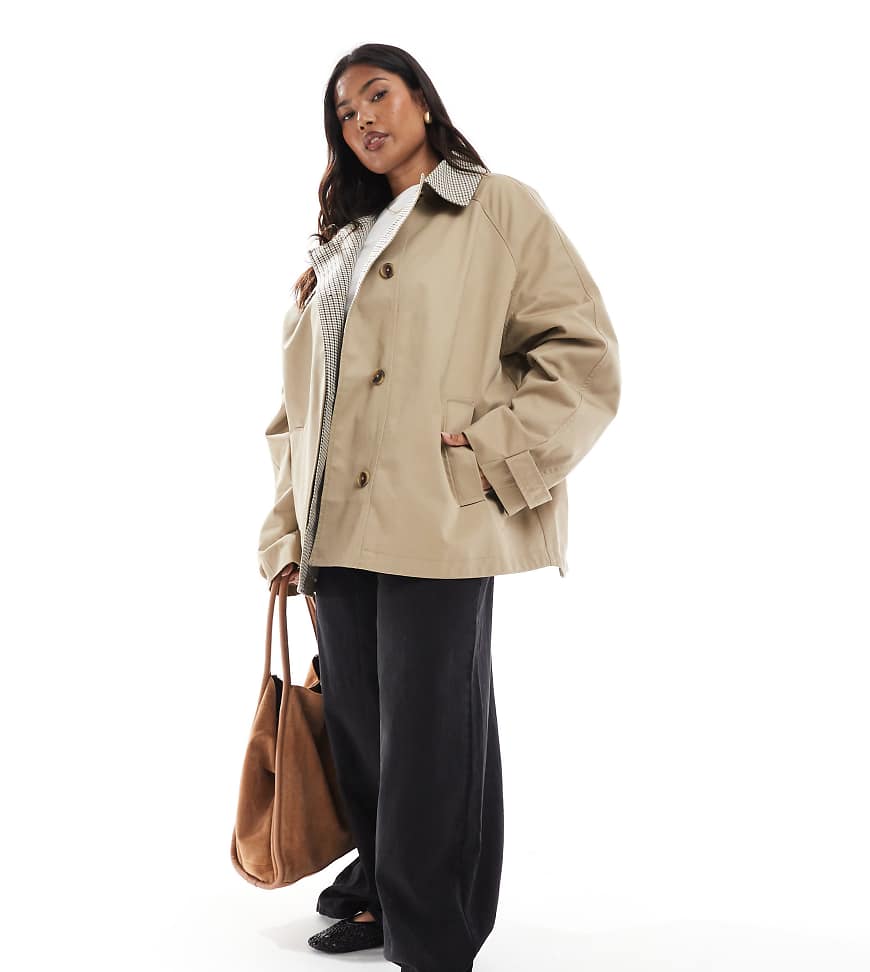 ASOS DESIGN Curve - Trenchjacke in Haferbeige mit kariertem Futter und Cape-Detail-Neutral von ASOS Curve