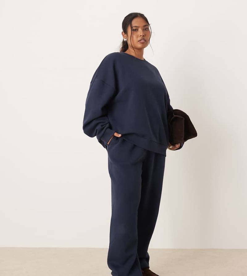 ASOS DESIGN Curve - Ultimate - Jogginghose in Navy mit weicher Innenseite und Bündchen-Marineblau ASOS DESIGN Curve - Ultimate - Jogginghose in Navy mit weicher Innenseite und Bündchen-Marineblau von ASOS Curve