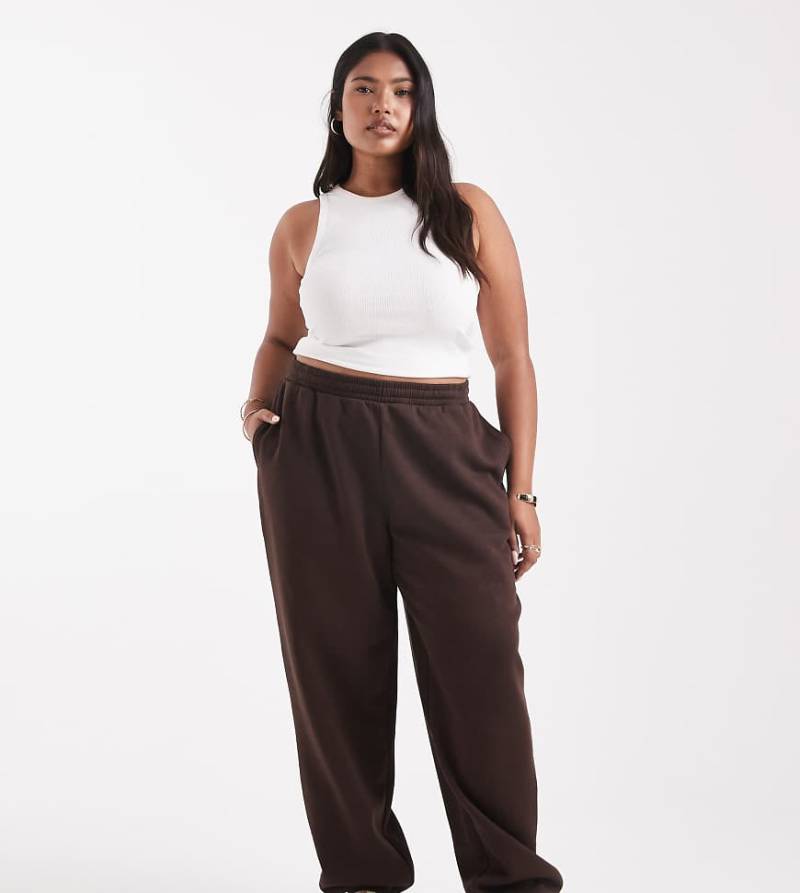 ASOS DESIGN Curve - Ultimate - Jogginghose in Schokobraun mit weicher Innenseite und Bündchen-Brown ASOS DESIGN Curve - Ultimate - Jogginghose in Schokobraun mit weicher Innenseite und Bündchen-Brown von ASOS Curve