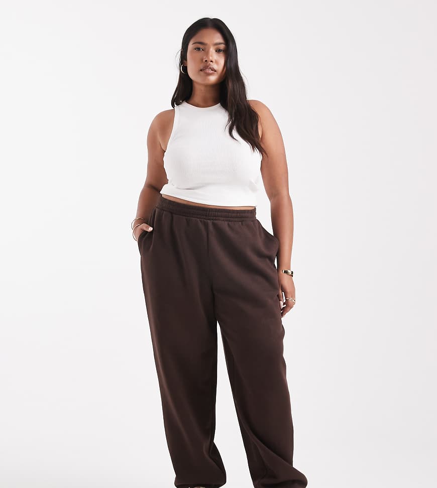 ASOS DESIGN Curve - Ultimate - Jogginghose in Schokobraun mit weicher Innenseite und Bündchen-Brown ASOS DESIGN Curve - Ultimate - Jogginghose in Schokobraun mit weicher Innenseite und Bündchen-Brown von ASOS Curve