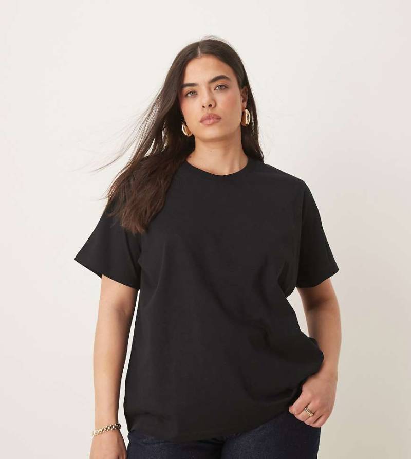 ASOS DESIGN Curve - T-Shirt in Schwarz mit Rundhalsausschnitt und regulärem Schnitt von ASOS Curve