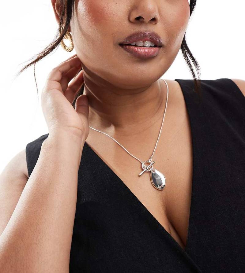 ASOS DESIGN Curve - Versilberte Halskette mit T-Steg und Anhänger in geschmolzener Optik-Goldfarben von ASOS Curve