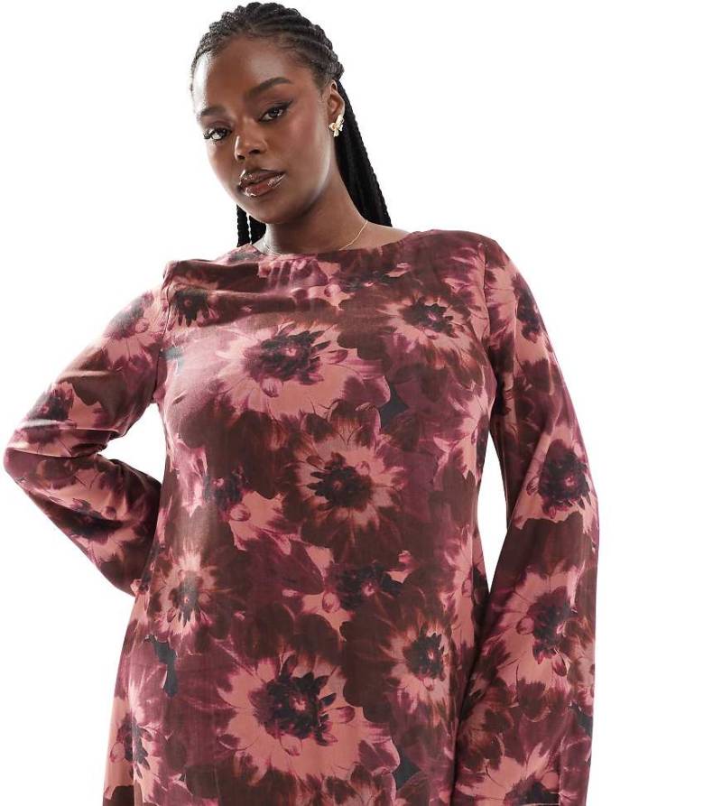 ASOS DESIGN Curve - Viskose-Midikleid in Rot mit verschwommenem Blumenmuster, U-Boot-Ausschnitt und V-Detail am Rücken-Bunt von ASOS Curve