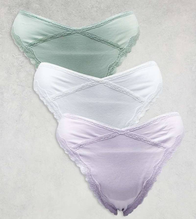 ASOS DESIGN Curve - Viv - 3er-Pack Tangas in Flieder, Salbeigrün und Weiß mit hohem Beinausschnitt und Spitzenbesatz-Bunt von ASOS Curve