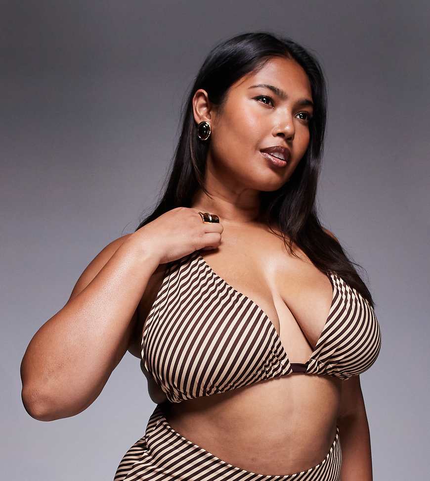 ASOS DESIGN Curve - Vivienne - Bikinioberteil in gestreiftem Schokobraun mit goldenen Metallringen von ASOS Curve
