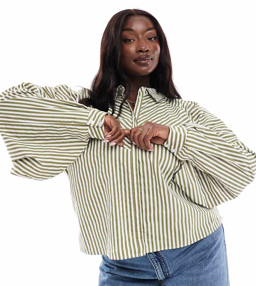 ASOS DESIGN Curve - Voluminöse, gespleißte Hemdbluse in Olivgrün und Weiß-Bunt ASOS DESIGN Curve - Voluminöse, gespleißte Hemdbluse in Olivgrün und Weiß-Bunt von ASOS Curve