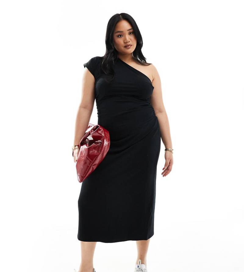 ASOS DESIGN Curve - Wadenlanges Kleid in Schwarz mit One-Shoulder-Träger und geraffter Seite von ASOS Curve