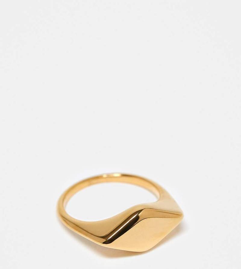 ASOS DESIGN Curve - Wasserdichter Edelstahl-Ring in Gold-Optik mit Siegel-Design-Goldfarben von ASOS Curve