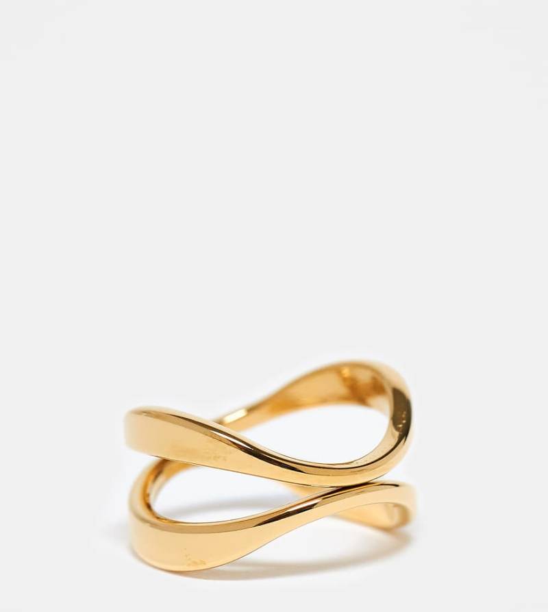 ASOS DESIGN Curve - Wasserdichter Edelstahl-Ring in Goldoptik mit überkreuztem Design-Goldfarben von ASOS Curve