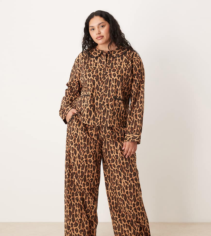 ASOS DESIGN Curve - Webstoff-Pyjama aus Hemd mit Muschelsaum und Hose, mit Leopardenmuster-Brown von ASOS Curve