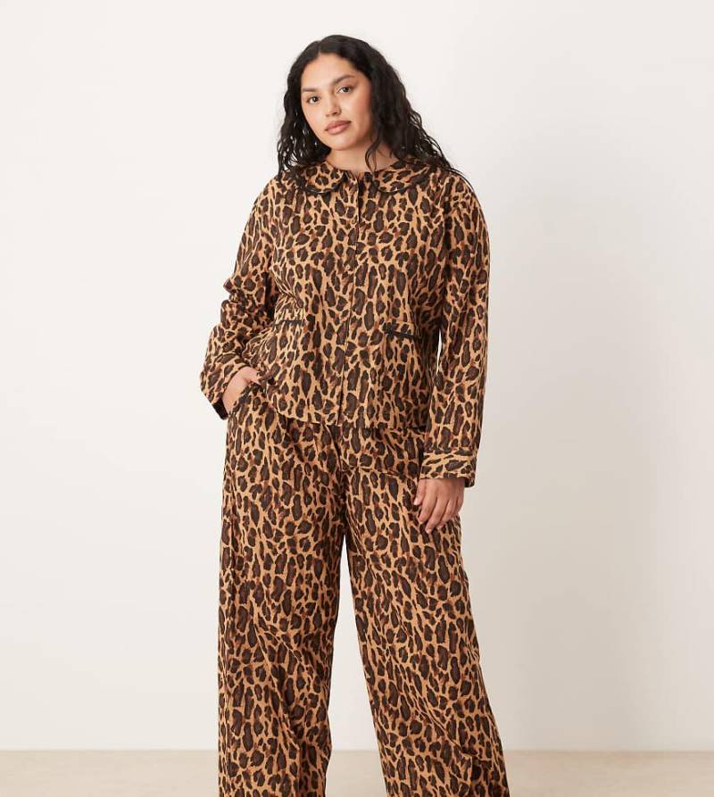 ASOS DESIGN Curve - Webstoff-Pyjama aus Hemd mit Muschelsaum und Hose, mit Leopardenmuster-Brown von ASOS Curve