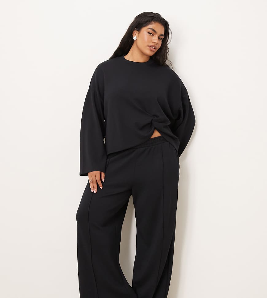 ASOS DESIGN Curve - Weiche Jogginghose aus Cupro in Schwarz mit weitem Bein ASOS DESIGN Curve - Weiche Jogginghose aus Cupro in Schwarz mit weitem Bein von ASOS Curve
