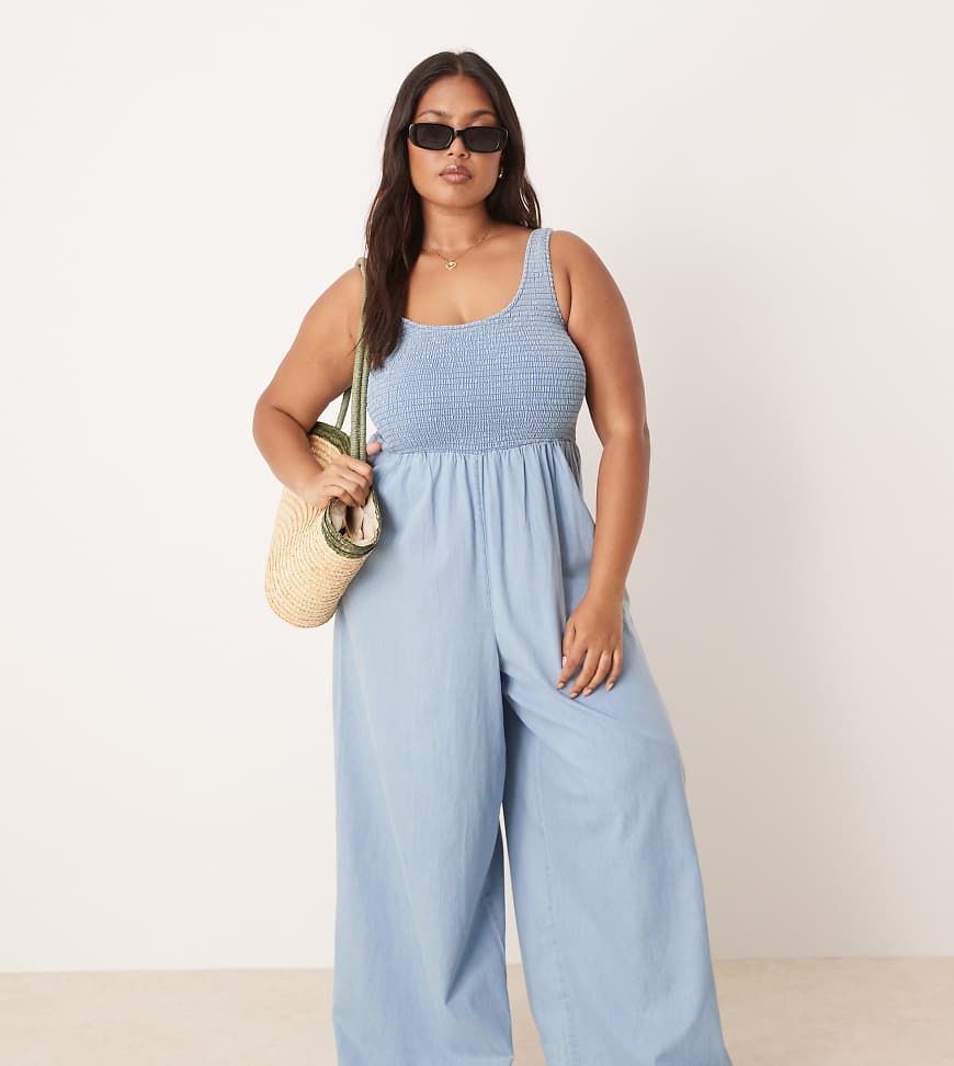 ASOS DESIGN Curve - Weicher Denim-Jumpsuit in mittelblauer Waschung mit weitem Bein und gesmoktem Oberteil ASOS DESIGN Curve - Weicher Denim-Jumpsuit in mittelblauer Waschung mit weitem Bein und gesmoktem Oberteil von ASOS Curve