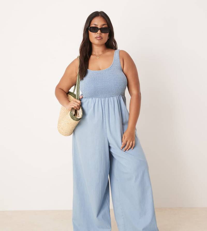 ASOS DESIGN Curve - Weicher Denim-Jumpsuit in mittelblauer Waschung mit weitem Bein und gesmoktem Oberteil von ASOS Curve