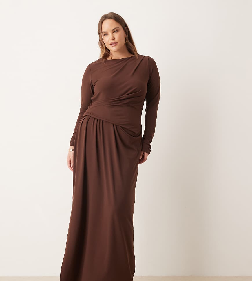 ASOS DESIGN Curve - Weiches, drapiertes Maxikleid in Schokobraun-Brown von ASOS Curve