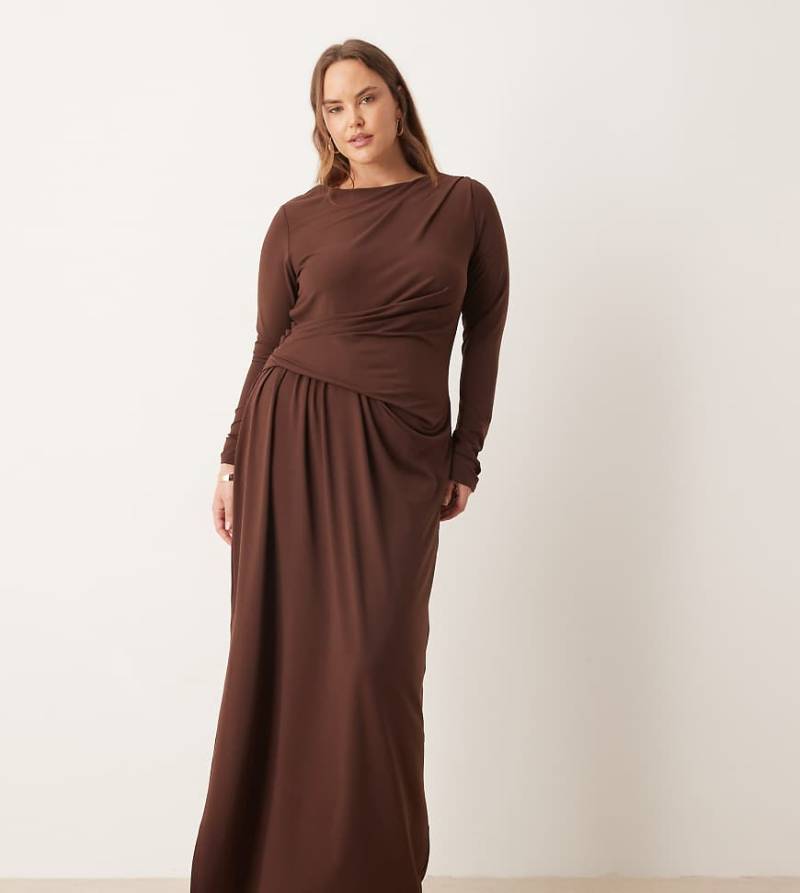 ASOS DESIGN Curve - Weiches, drapiertes Maxikleid in Schokobraun-Brown von ASOS Curve