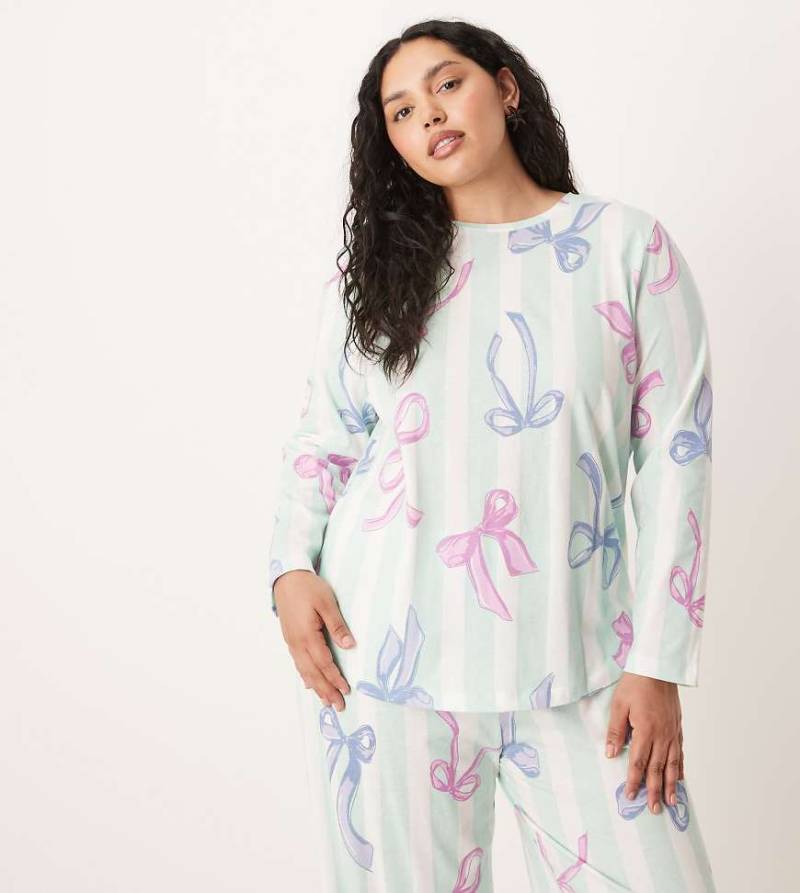 ASOS DESIGN Curve - Weihnachten - Pyjama in gestreiftem Blau mit Schleifenmuster, aus langärmligem Oberteil und Hose-Rosa von ASOS Curve