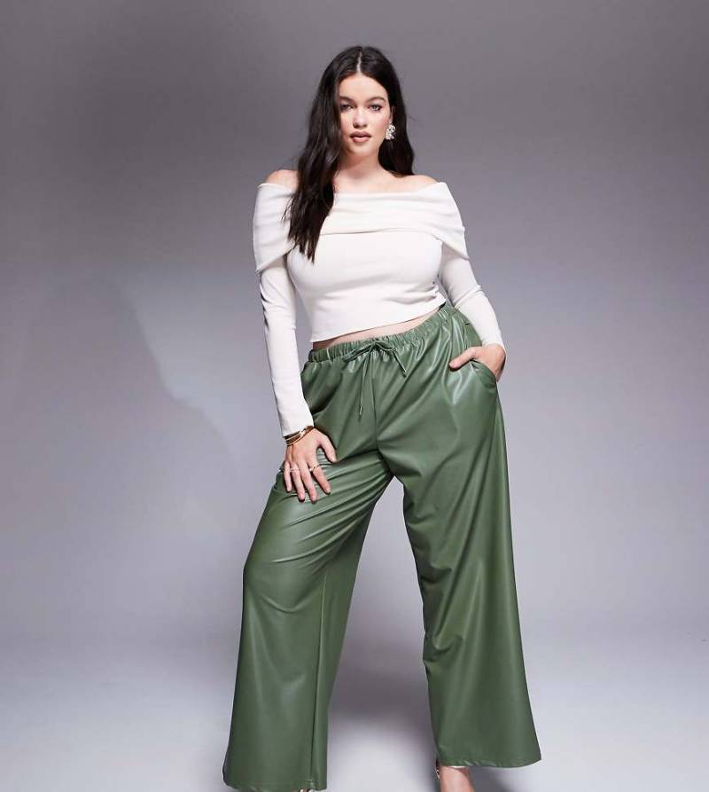 ASOS DESIGN Curve - Weit geschnittene Hose in grüner Lederoptik mit Taillenschnürung von ASOS Curve