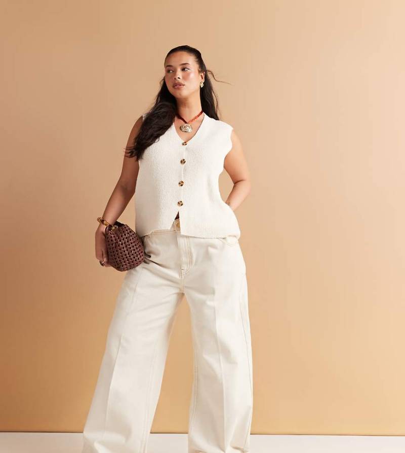 ASOS DESIGN Curve - Weit geschnittene Jeans in Ecru mit Bügelfalte vorne-Weiß von ASOS Curve