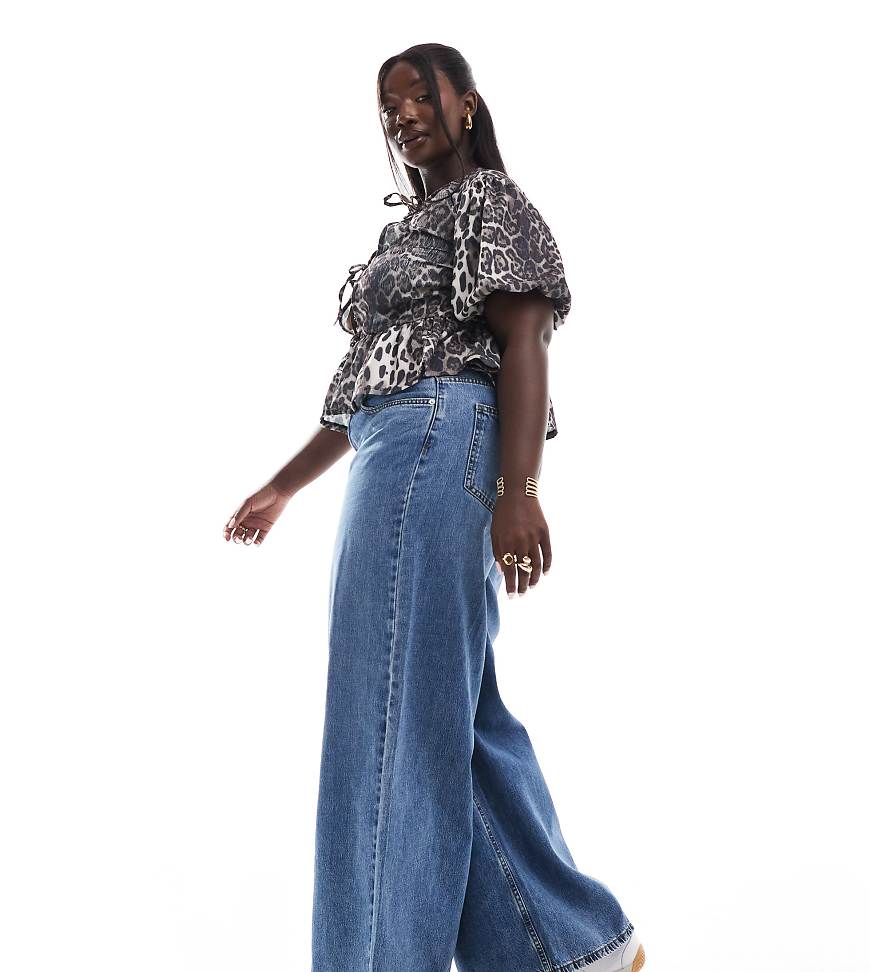 ASOS DESIGN Curve - Weit geschnittene Jeans in Mittelblau von ASOS Curve