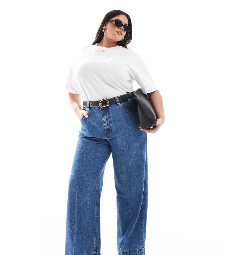 ASOS DESIGN Curve - Weit geschnittene Jeans in dunklem Mittelblau mit Bügelfalte vorne von ASOS Curve