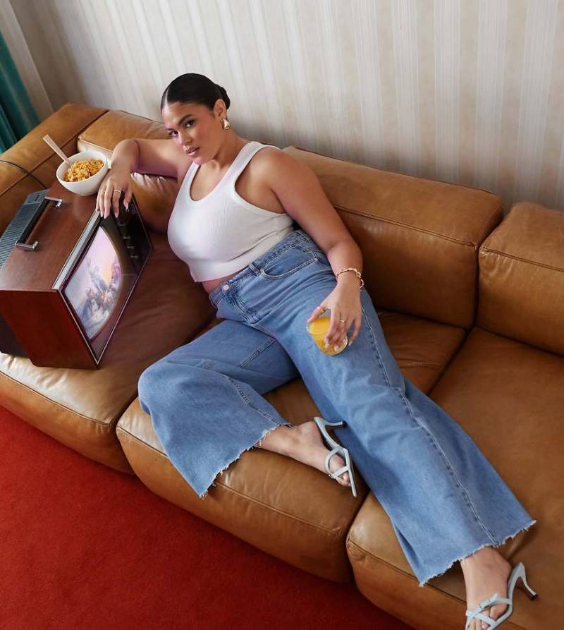 ASOS DESIGN Curve - Weit geschnittene Jeans in klarem Blau mit hohem Bund und Zuglasche von ASOS Curve