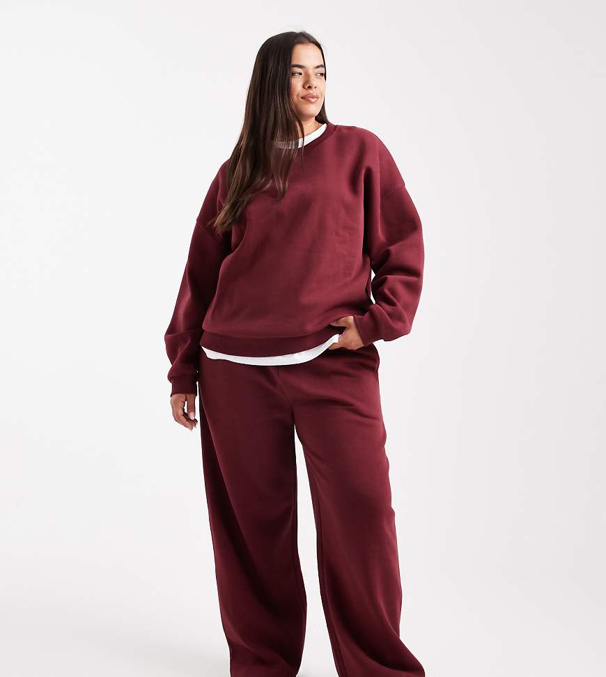 ASOS DESIGN Curve - Weit geschnittene Jogginghose in Burgunderrot mit weicher Innenseite ASOS DESIGN Curve - Weit geschnittene Jogginghose in Burgunderrot mit weicher Innenseite von ASOS Curve