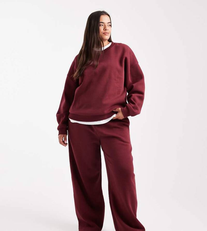 ASOS DESIGN Curve - Weit geschnittene Jogginghose in Burgunderrot mit weicher Innenseite ASOS DESIGN Curve - Weit geschnittene Jogginghose in Burgunderrot mit weicher Innenseite von ASOS Curve