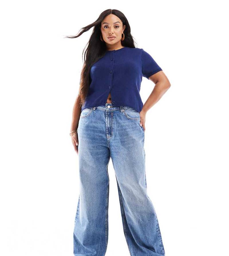 ASOS DESIGN Curve - Weite Dad-Jeans in Mittelblau von ASOS Curve